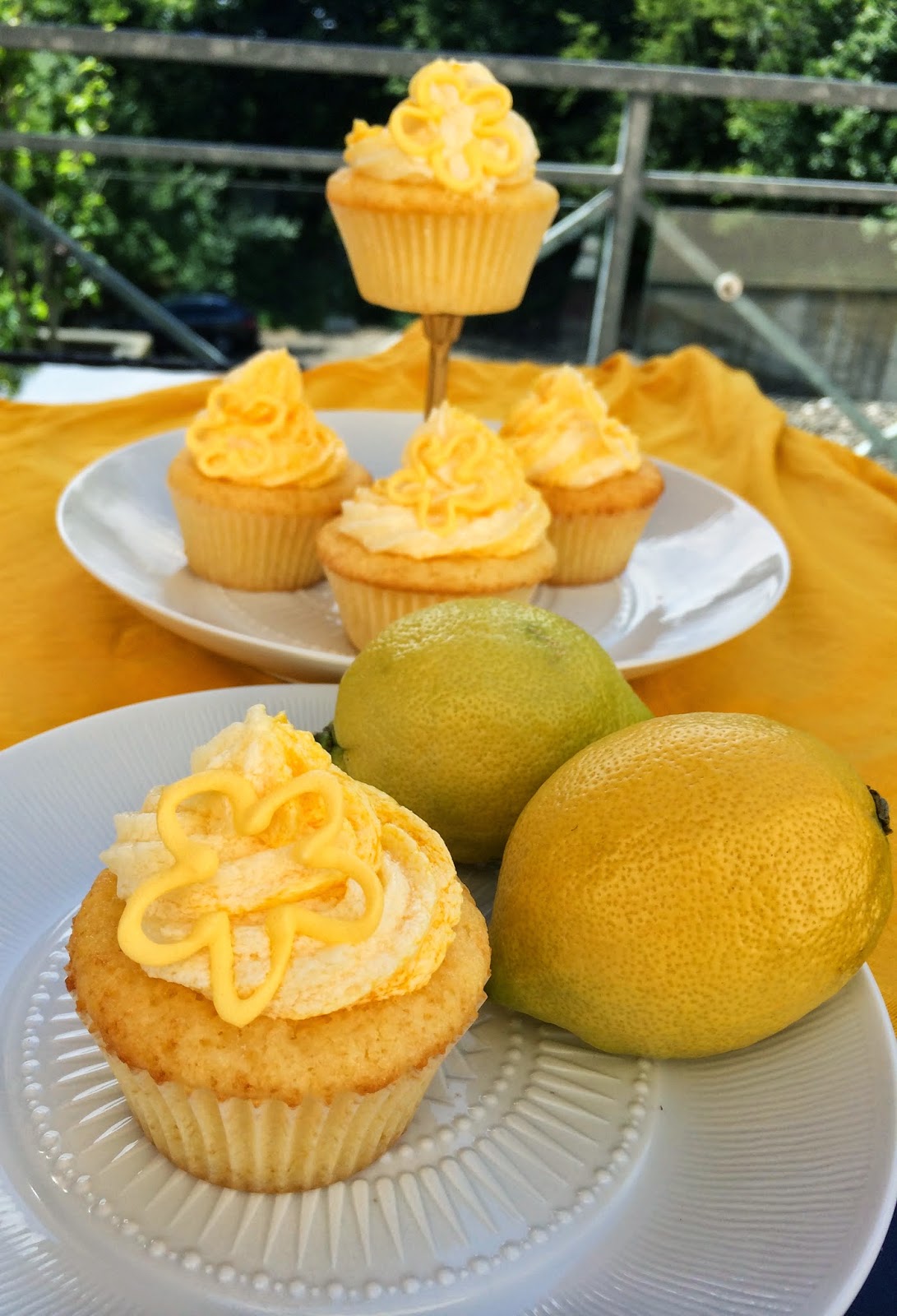 Ramona&amp;#39;s Bäckerei: Zitronen-Cupcakes mit Zitronen-Buttercreme-Frosting