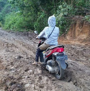 Menerjang Lumpur Demi Mendidik Calon Penerus Bangsa Menerjang Lumpur Demi Mendidik Calon Penerus Bangsa