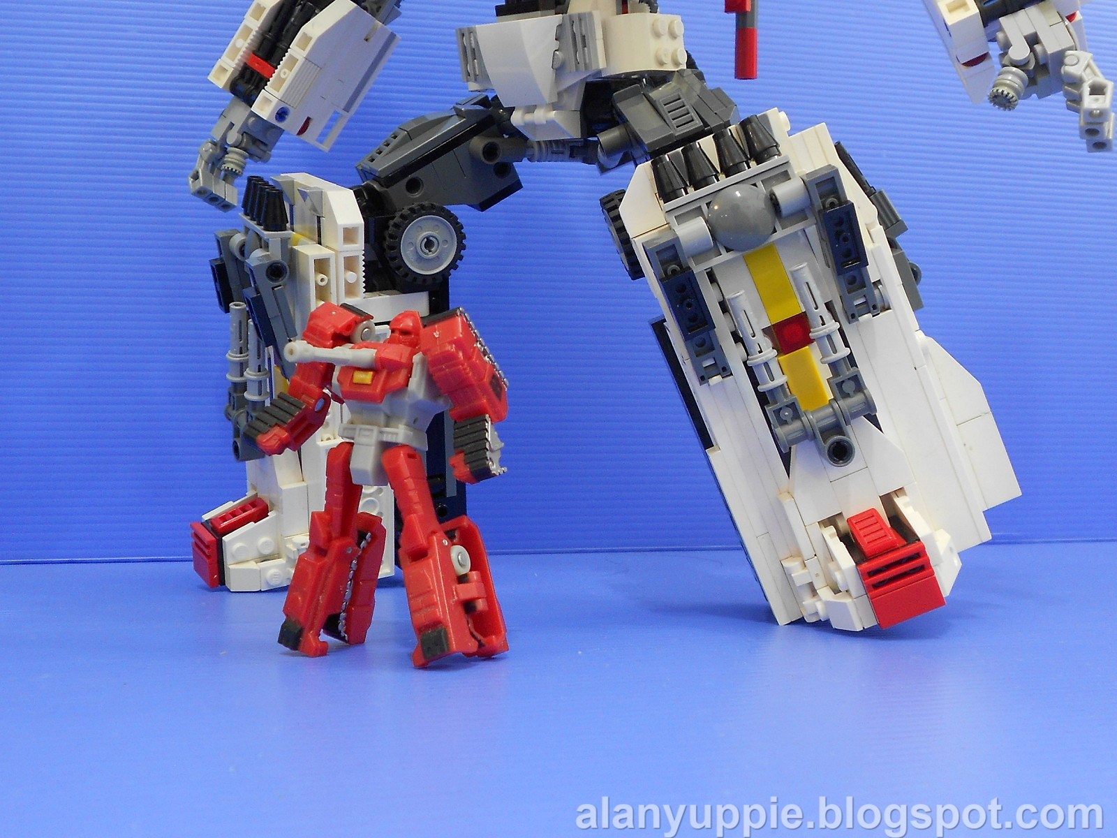 Alanyuppie's LEGO Transformers: LEGO Metroplex: Part 2 of 3: Robot Mode