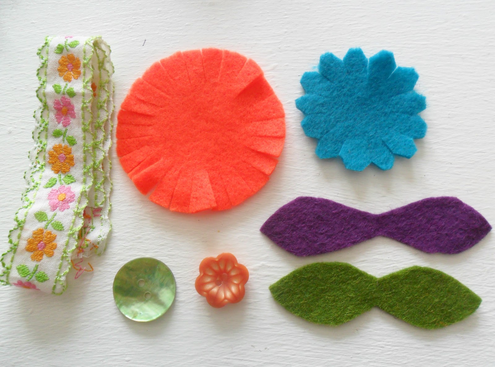 Teawagontales felt corsage tutorial....quick and easy )