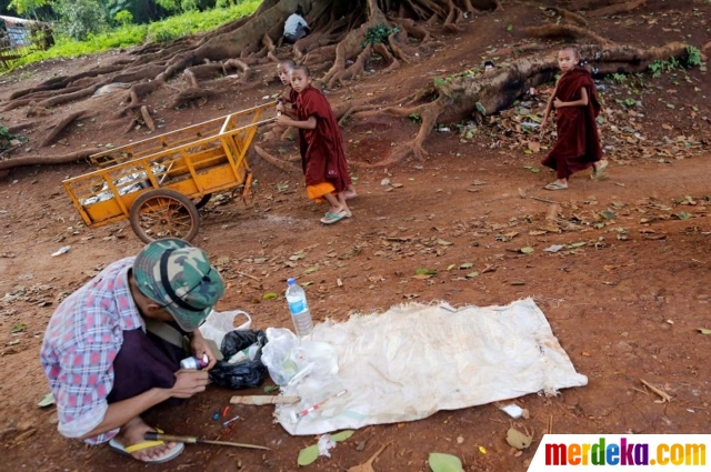 Warga Myanmar ini Konsumsi Narkoba di Depan Anak-anak Warga Myanmar ini Konsumsi Narkoba di Depan Anak-anak