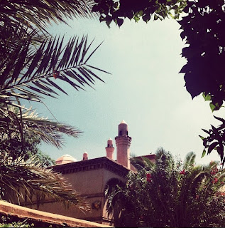 Palmier & ciel bleu d'été à l'hôtel Les Deux Tours à Marrakech by Camille