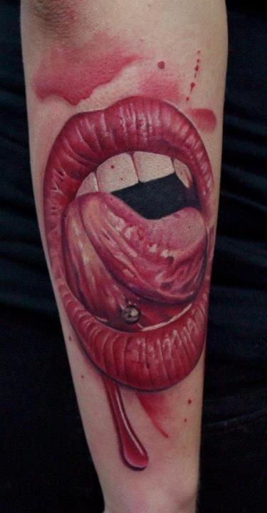 Tatuaje de boca de vampira sacando la lengua
