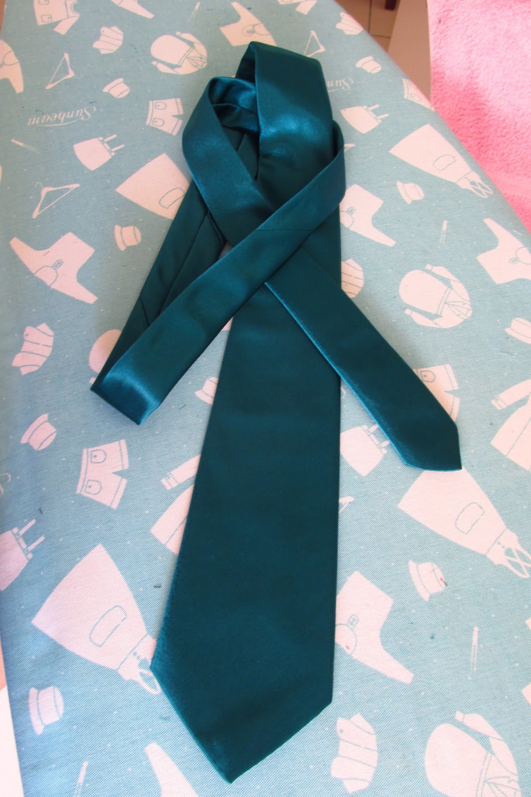 Twenty-first Century Lady: How to Make a Men's Tie... Properly