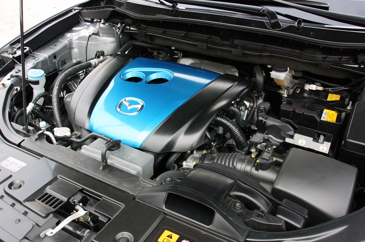 Двигатель мазда сх5 2.5. АКБ на Мазда сх5 2.5. АКБ Мазда СХ-5. Аккумулятор Mazda cx5 2.5. Mazda CX 5 под капотом.