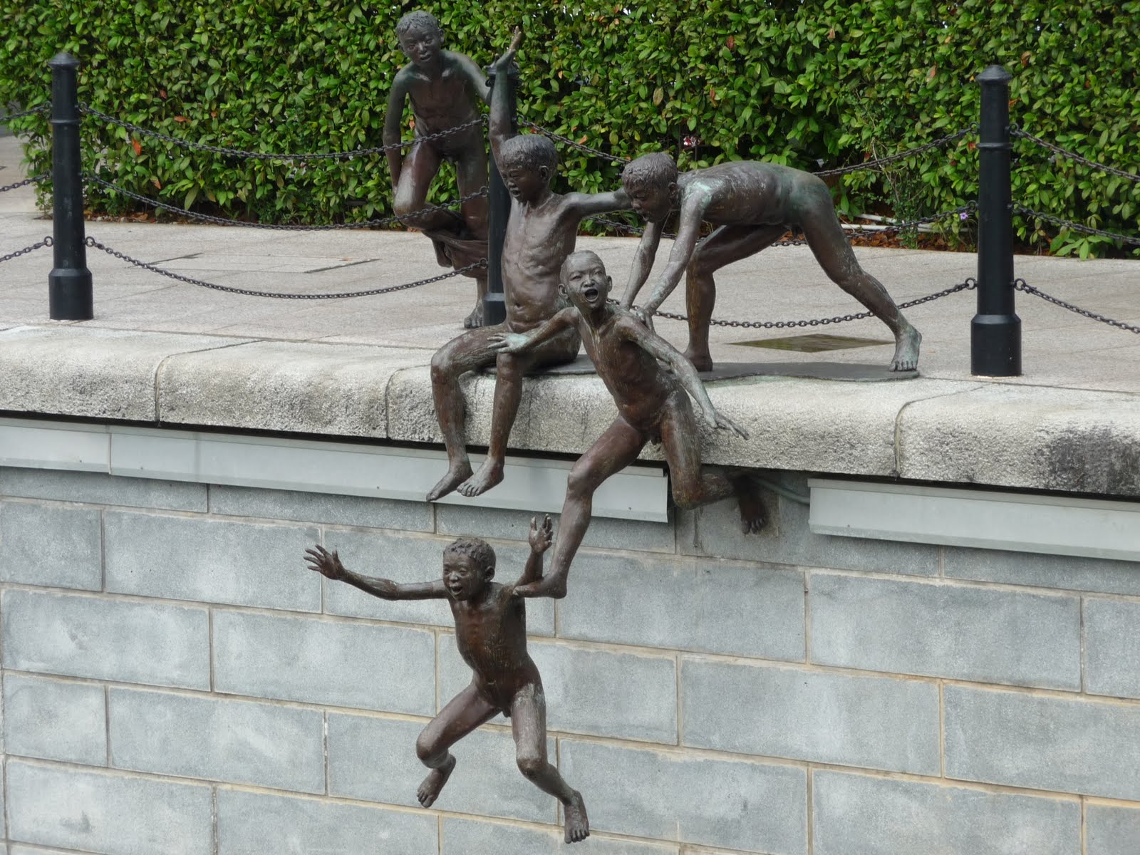 Известные скульптурные композиции. Люди у реки Сингапур скульптура. Сингапур бронзовые статуи. Мальчик скульптура. Скульптура купающиеся мальчики.