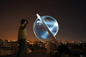 Una esfera solar que genera energia també amb la llum de la lluna