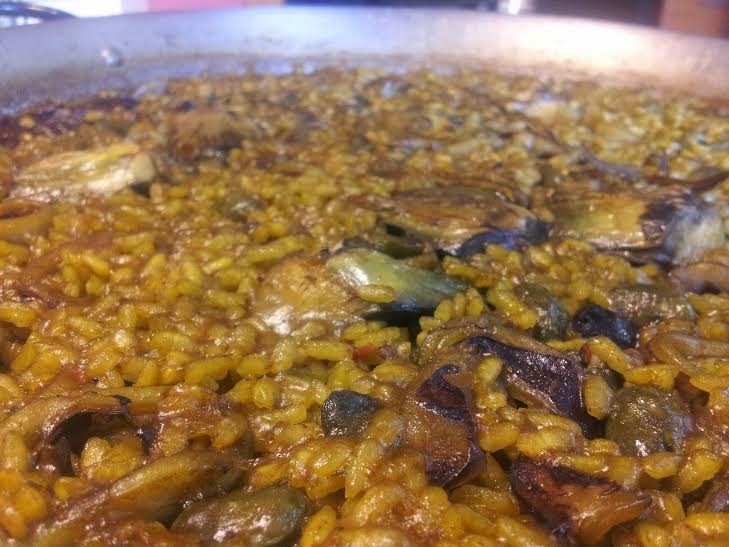 arroz con alcachofas, habitas y calamares