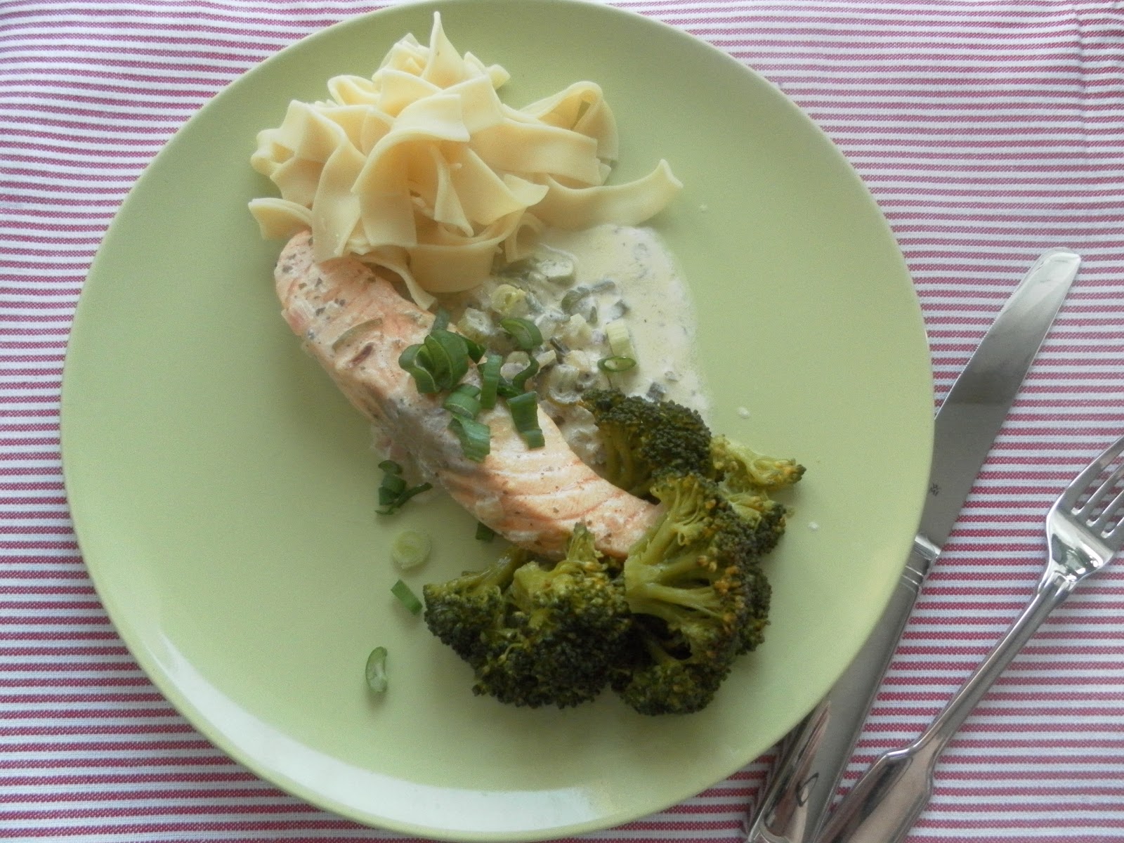 Cooking &amp; Fun by Valentina: Lachs in Saure-Sahne-Sauce mit Brokkoli und ...