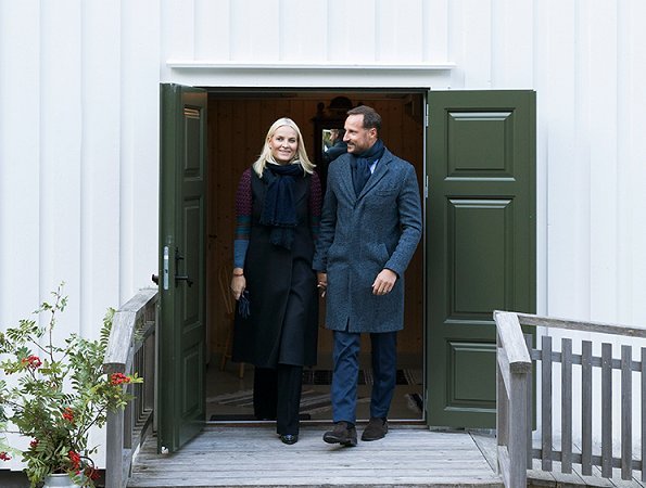 Prince Haakon and Princess Mette-Marit visited Fosnes and Flatanger municipality, Storfjellet hill. HNoMY Norge Royal Yacht. Syrian refugees