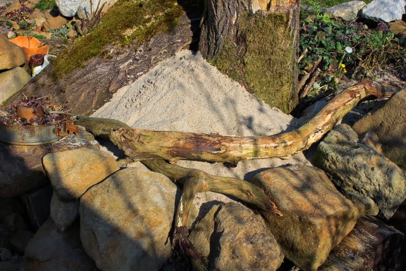 Wildes Gartenglück Sandbad, Sandhaufen, Steinpyramide und