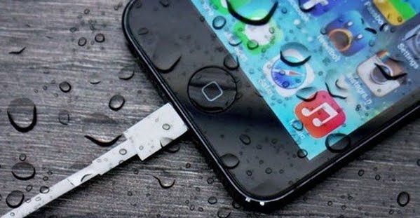 Ragazzo muore folgorato nella vasca mentre fa il bagno con il cellulare
