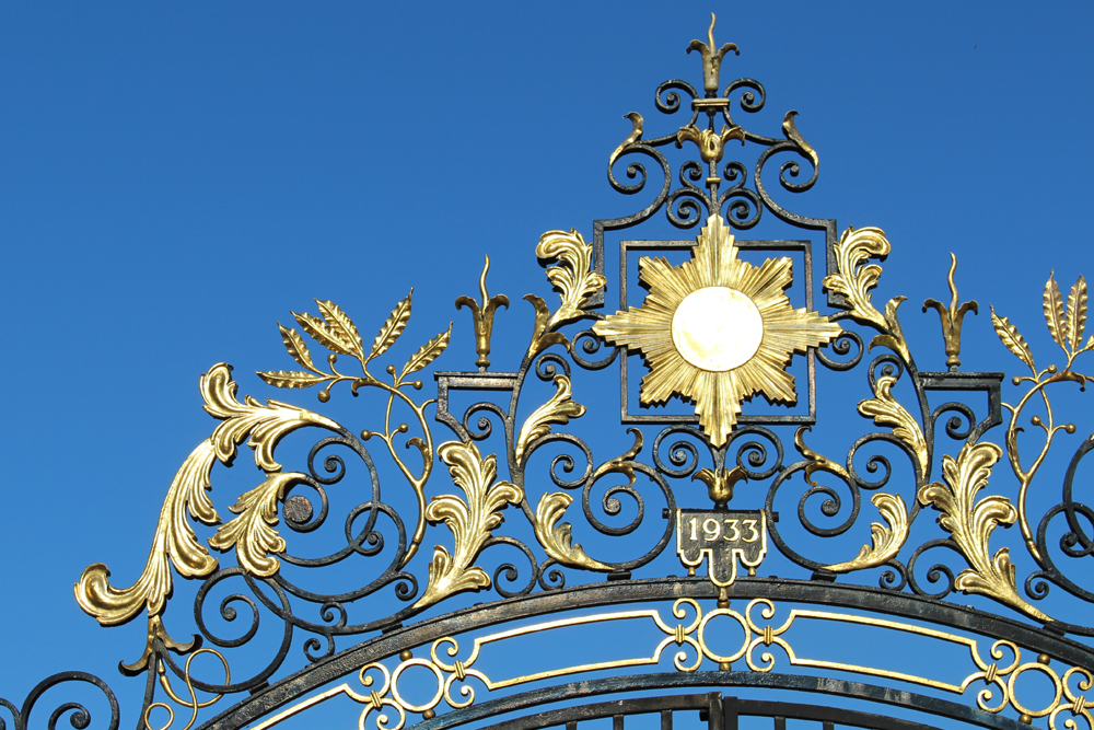 Gold gate in Regent's Park, London - lifestyle blog