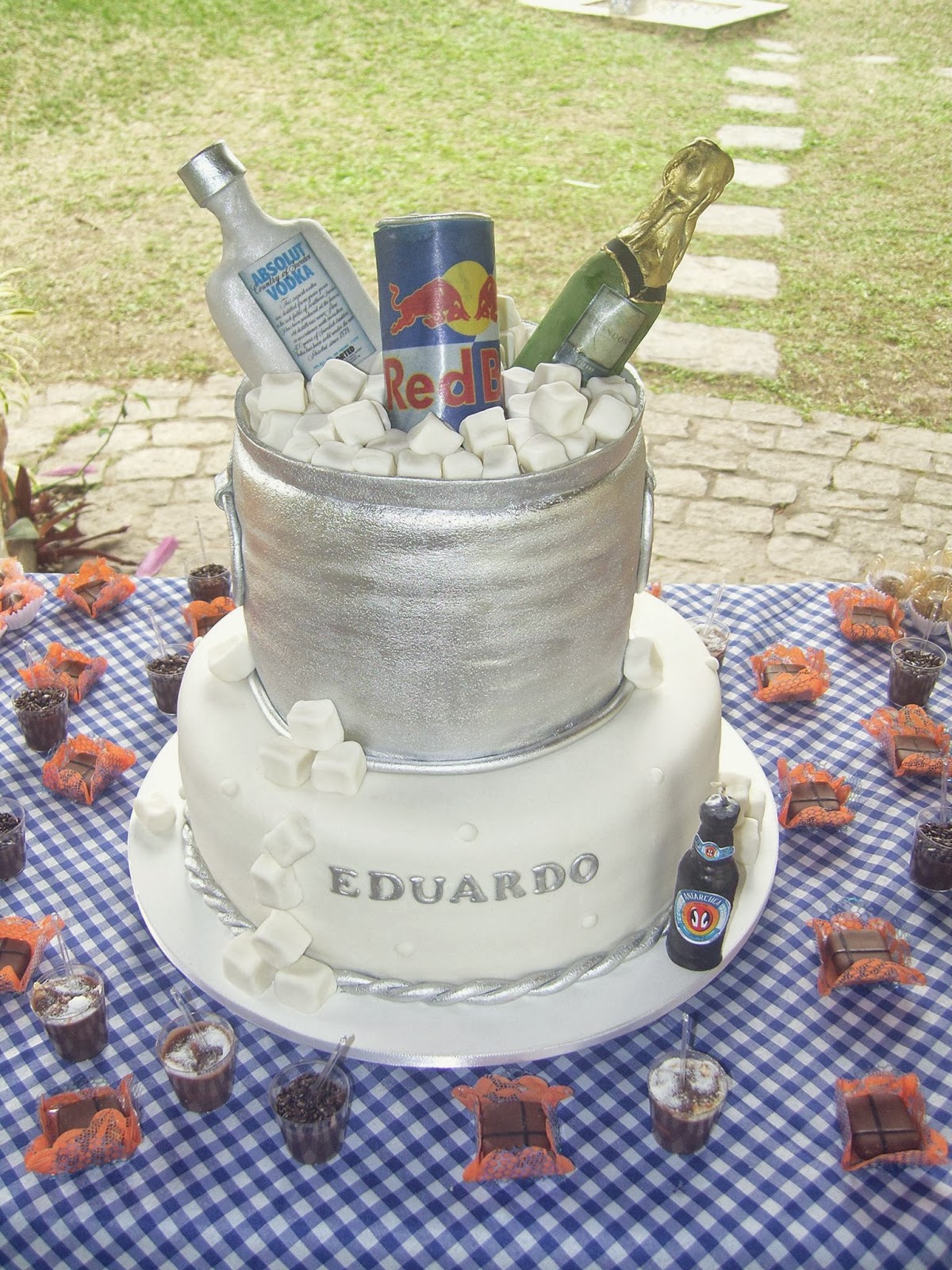 Make Cake Fabíola Bolo Balde de Bebida Red Bull, Vodka e Champanhe