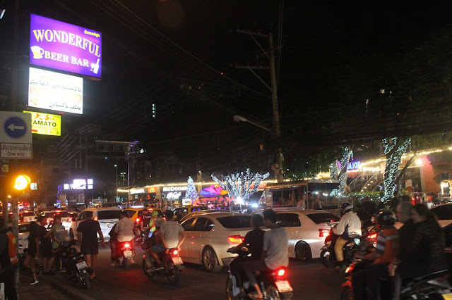 Đường phố luôn tấp nập