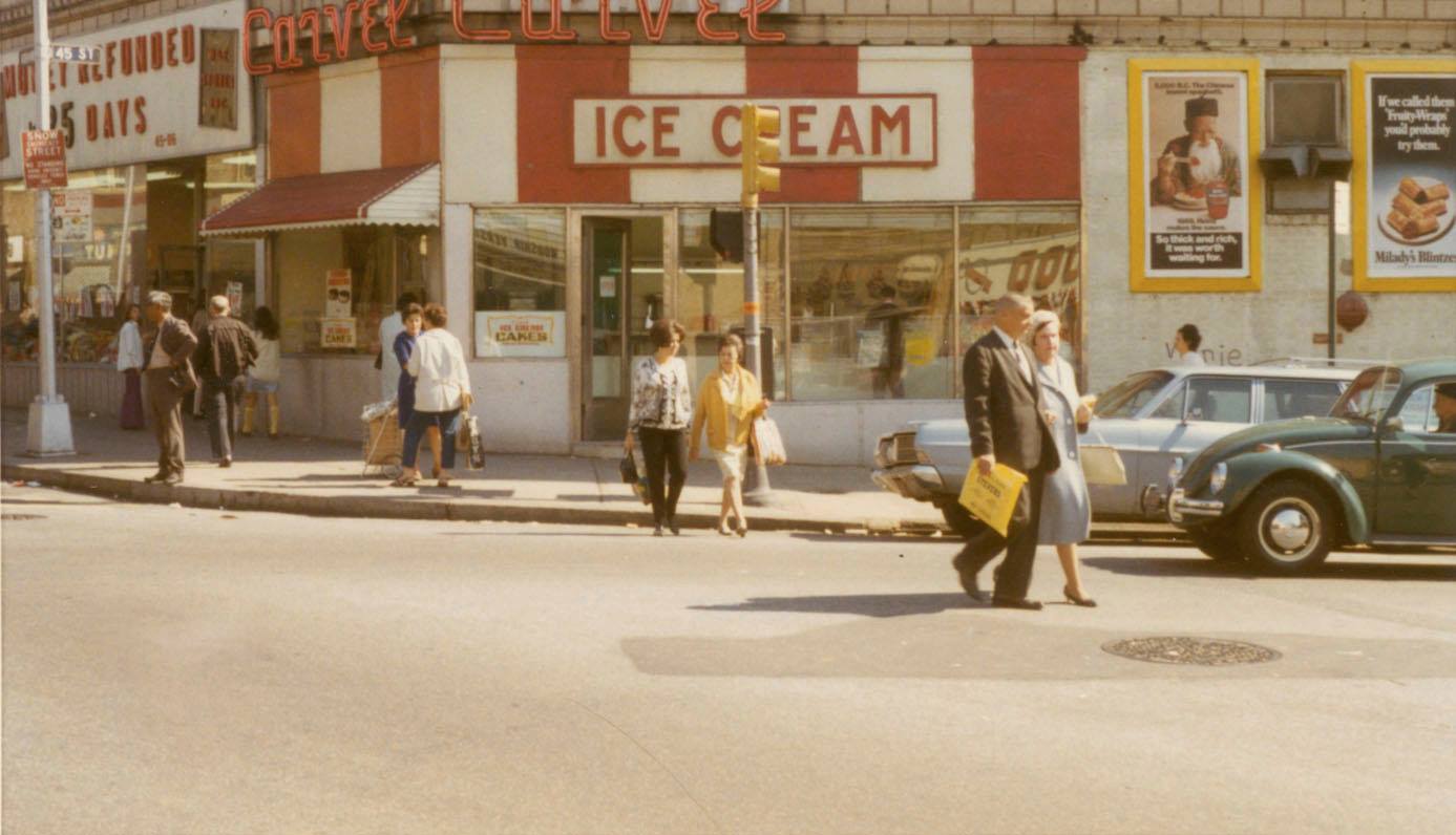 30 Fascinating Color Photographs That Capture Street Scenes of Queens