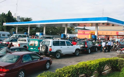 Motorists%2Bqueuing%2Bfor%2Bfuel%2Bat%2Ba%2Bpetrol%2Bstation