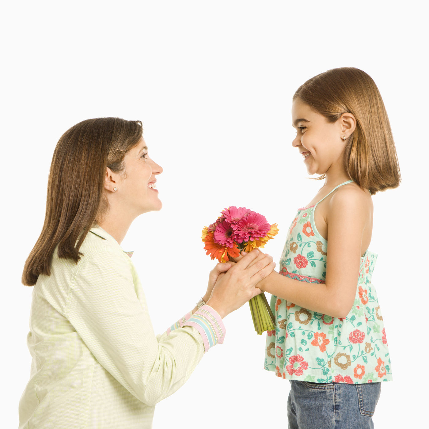 К чему снится мама дарит. Мальчик дарит девочке цветы. Мальчик дарит цветы маме. Девочка дарит маме цветы. Ребенок дарит цветы маме.