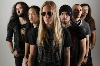 Biografi DragonForce Biografi DragonForce Dragonforce adalah British power metal band yang berbasis di London . Dibentuk pada tahun 1999, kelompok ini dikenal lama dan yang cepat solo gitar , fantasi berbasis lirik, dan suara elektronik dalam musik mereka untuk menambah mereka retro video game dipengaruhi suara . Pada Agustus 2014, Dragonforce telah merilis enam album studio , satu album live dan satu demo . Buat pecinta musik cadas pasti udah gak asing lagi dengan band yang satu ini. terutama dalam gaya musiknya yang cepat dan ekstrim. Pada tahun 2002, bassist Diccon Harper mulai merasa bahwa DragoHeart tidak sealiran dengan aliran musiknya, dia keluar dari grup band tersebut, kemudian posisinya digantikan oleh Adrian Lambert. setelah melewati beberapa tour, 2003, Didier Almouzni, pemain drum grup ini, juga ikutan mundur dengan alasan yang sama di utarakan oleh Diccon Harper. mengisi kekosongan Didier, dave mackintosh, drummer band aliran symphonic Black metal "Bal-Sagoth". Kemudian, di tahun 2003 album debut pertama mereka keluar dengan nama yang sama dengan album mereka sebelumnya "Valley of The Damned". yang sekaligus merubah nama grup band menjadi DragonForce dari nama sebelumnya DragonHeart, yang ternyata nama DragonHeart telah dipakai grup beraliran power metal juga, asal brazil, yang berdiri sebelum