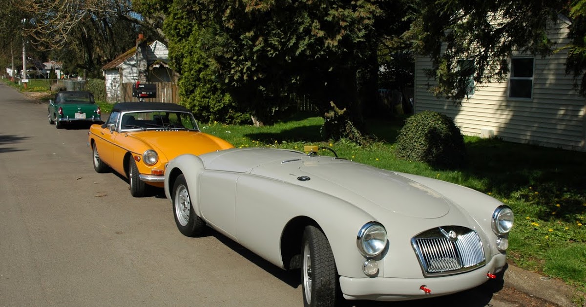 OLD PARKED CARS.: 1960 MG MGA, Le Mans Style.