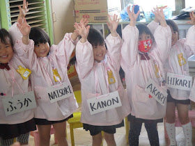 美鳥幼稚園 英語であそぼう 玉ねぎの苗植え