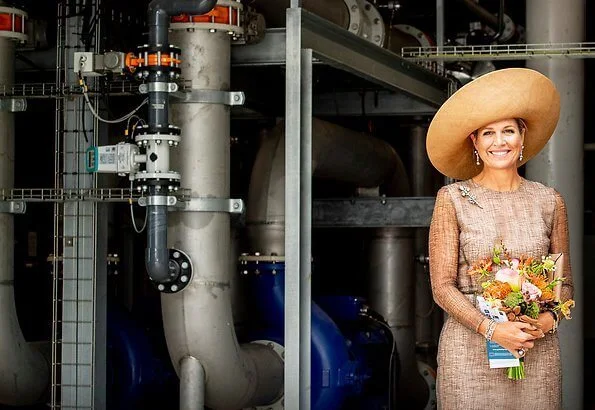 Queen Maxima wore a lace dress by Natan, diamond earrings.The plant is an initiative of the family business Groot Zevert Vergisting