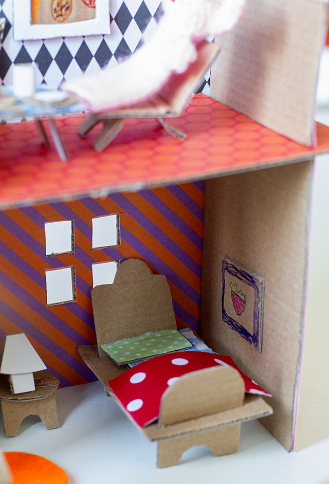 UKKONOOA Pahvitalo sorminukeille / Recycled Cardboard Doll's House