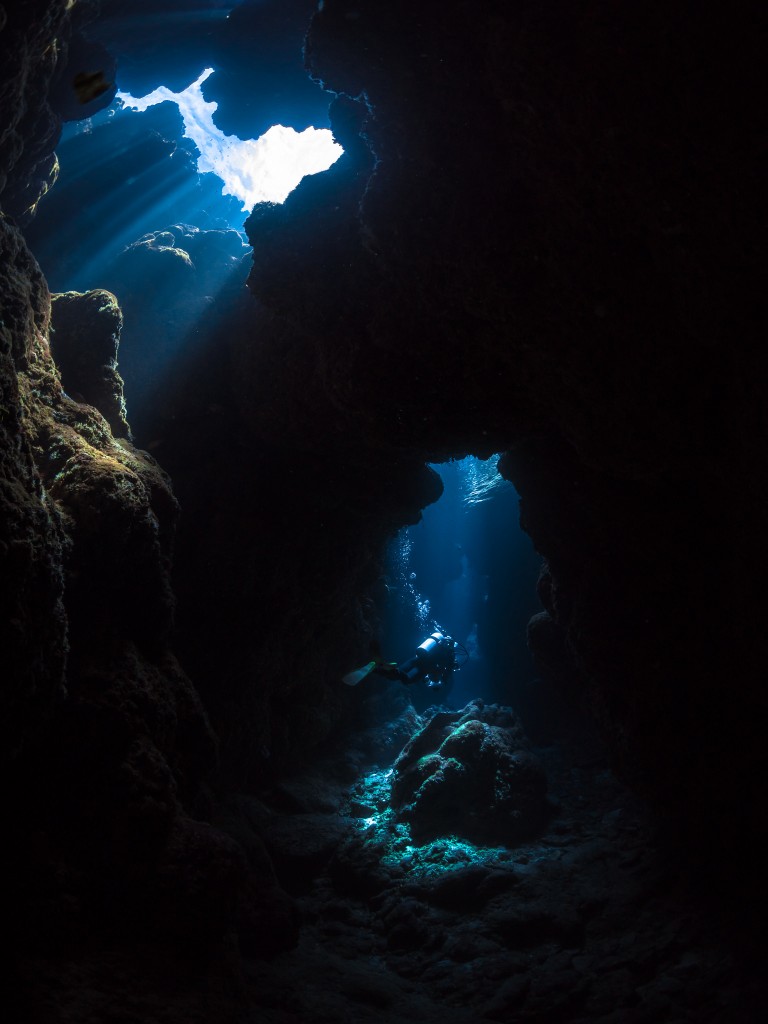 Caves adventures. Подводная пещера. Водные пещеры. Пещера в океане. Глубоководные пещеры.