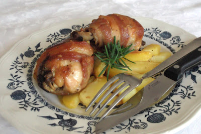 Copanele invelite in bacon crud./Fusi di pollo avvolti in pancetta cruda.