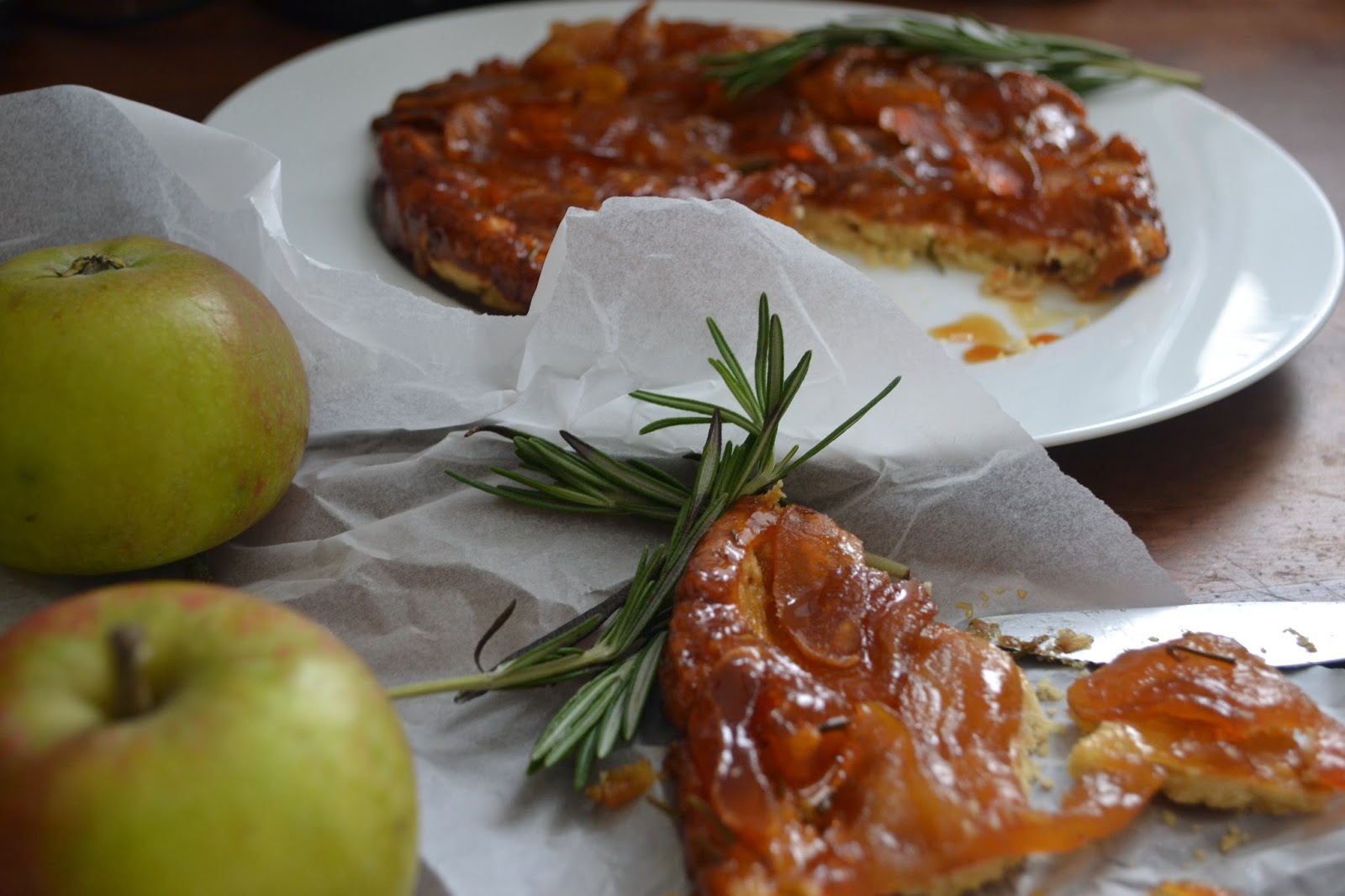 Upside Down - Apfel Tarte Tatin mit Rosmarin - The Recipe Suitcase