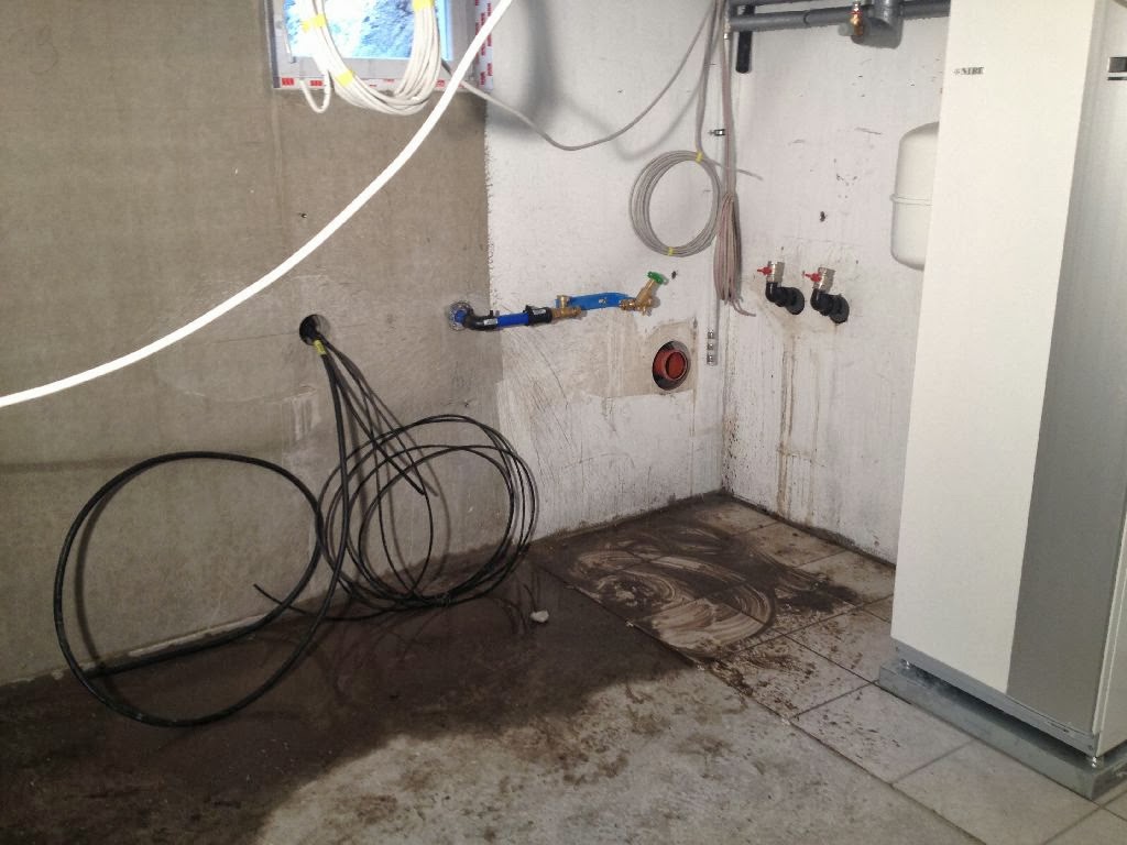 HuM's Baublog: Tag 123: Estrich, Kellerfenster, Tiefenbohrung für die