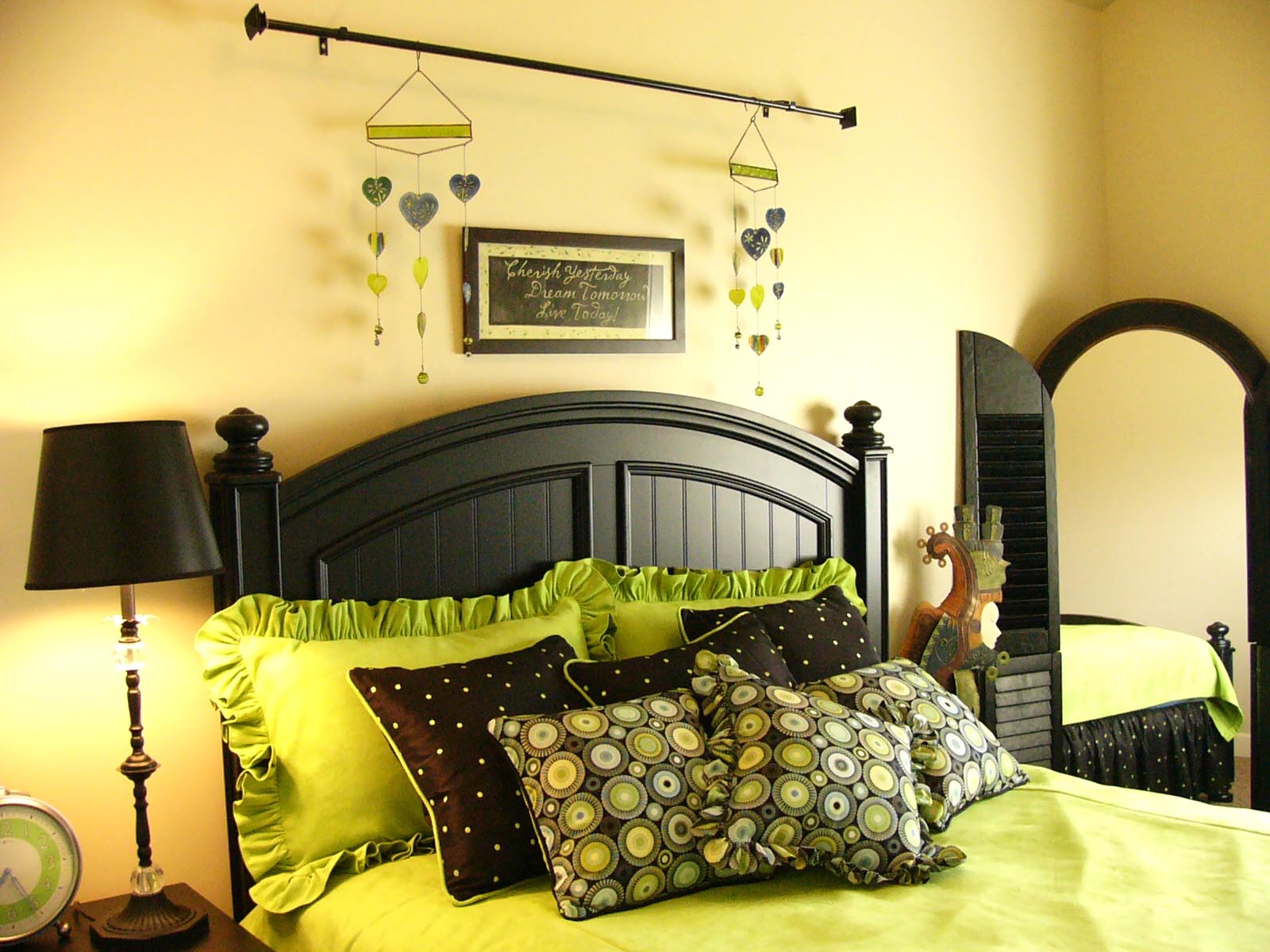 lime+green+room 5 Tips to Create a stylish and Cozy bedroom 