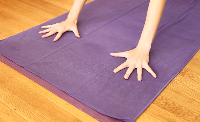 Trượt tay trên thảm tập Yoga nổi lo của các Yogi