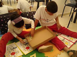 Eduardo e Giovana separando as peças do jogo das flores