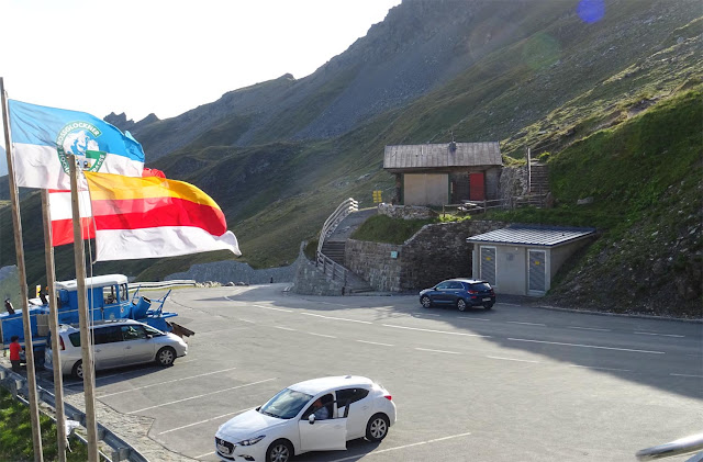 Autos parken auf dem Hochtor, bunte Fahnen im Wind, Hyundaii30 auf dem Bergpass Hochtor, Glocknerstrasse