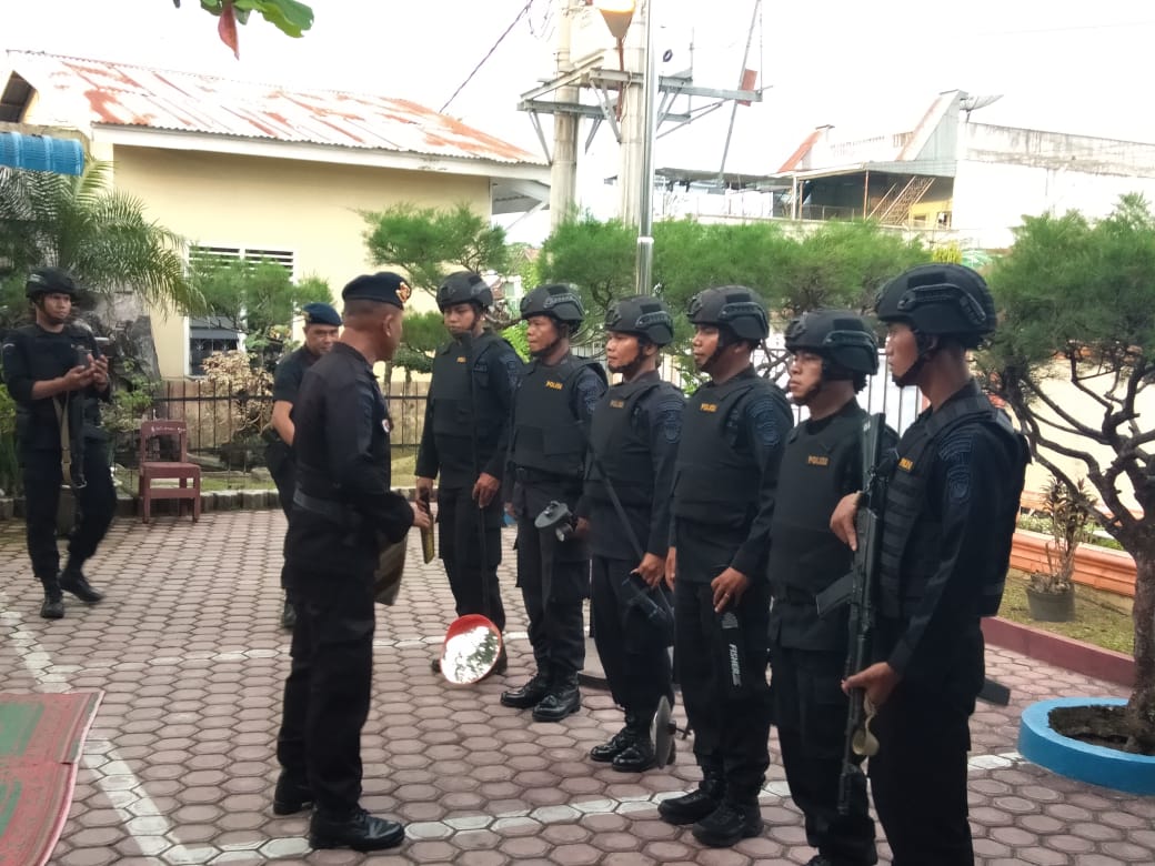 Tim penjinak bom (Jibom) dari Brimob Polda Sumut melakukan sterilisasi Masjid Al Jihad, Jalan Setia Budi, Kelurahan Selawan, Kota Kisaran. Tim penjinak bom (Jibom) dari Brimob Polda Sumut melakukan sterilisasi Masjid Al Jihad, Jalan Setia Budi, Kelurahan Selawan, Kota Kisaran.