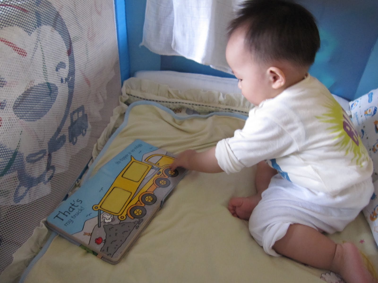 Juz Us: Reading.. my favourite past times....