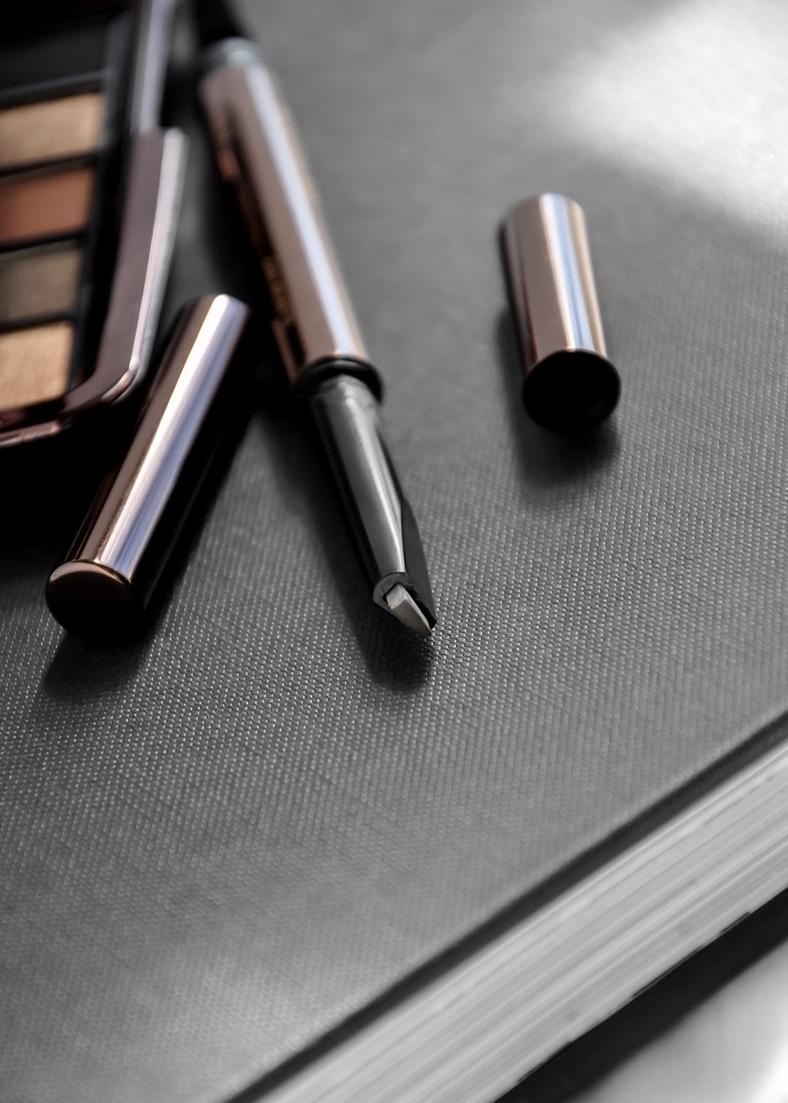 Hourglass Cosmetics Arch Brow Sculpting Brow Pencil swatches