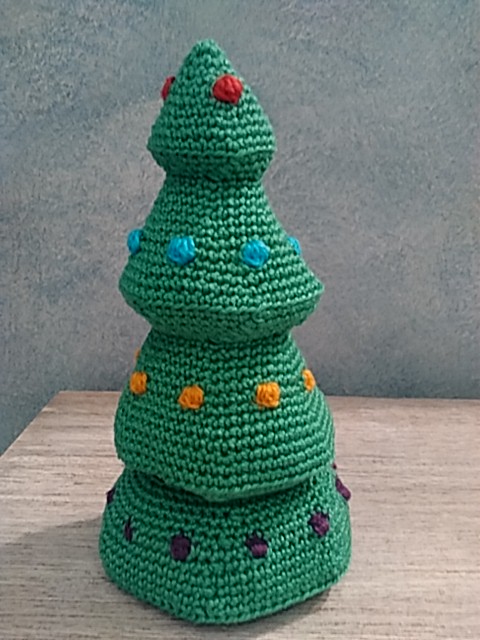 Árbol amigurumi para envolver regalos.
