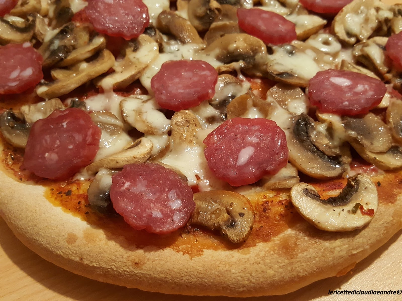 Pizza con funghi, mozzarella e salame strolghino | Ricetta ed ...