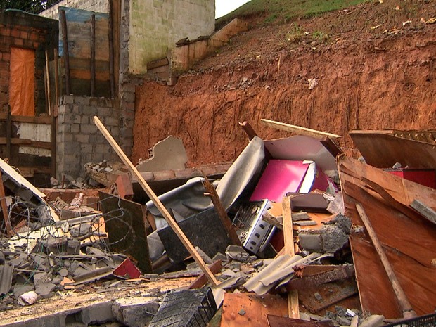 Salvador : Mulher morre após residência ser atingida por muro
