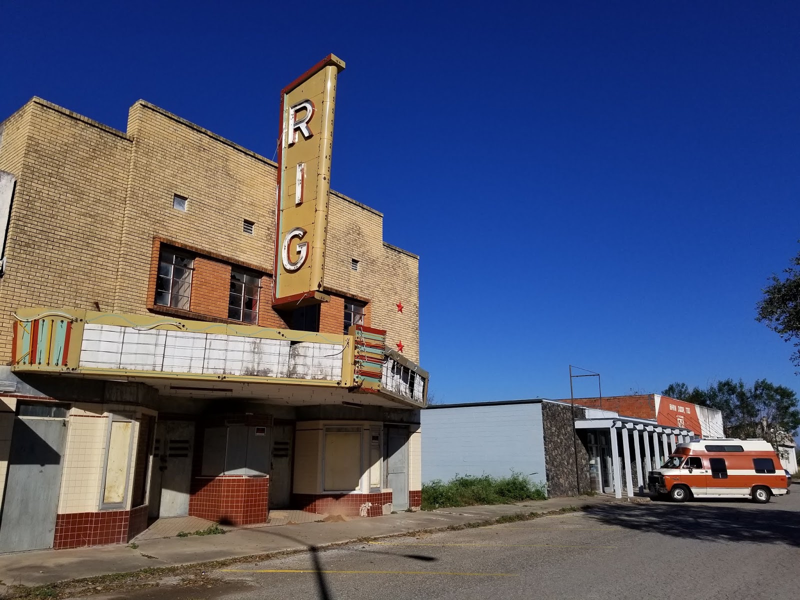 Tiki Motel, l'histoire d'une van, une femme et ses aventures vivant le