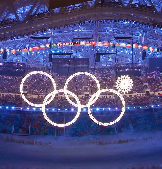 Кольца олимпиады сочи 2014. Сочи Нераскрывшееся кольцо. Олимпийские кольца в Сочи. Нераскрывшееся кольцо на Олимпиаде.