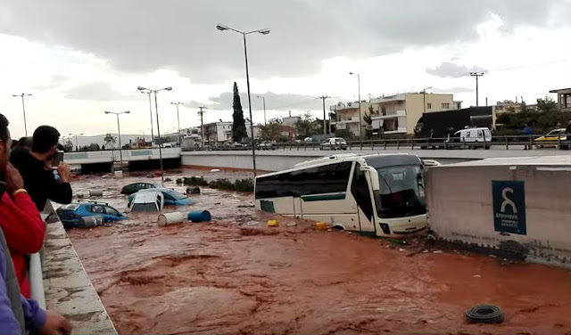 Αποτέλεσμα εικόνας για Μάνδρα πλημμύρες 300 αυτοκίνητα παρασύρθηκαν