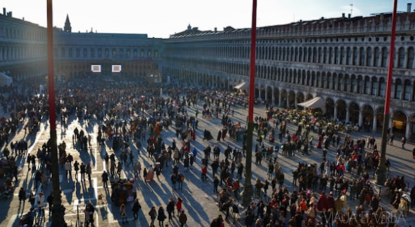 Plaza San Marcos en carnavales, Venecia. Foto de Viaja et verba