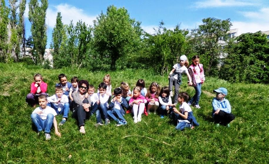 CLASA NOASTR?: [ FOTO ] MI?CARE ÎN CURTEA ?COLII ( 1 )
