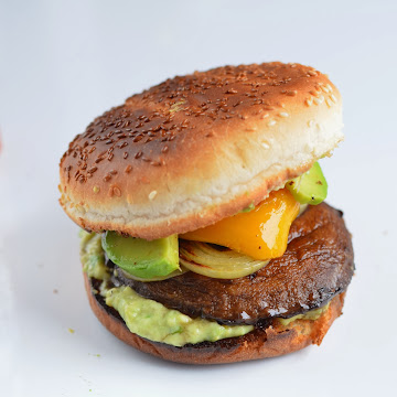 Burger wegetariański z grzybami i awokado - Czytaj więcej »