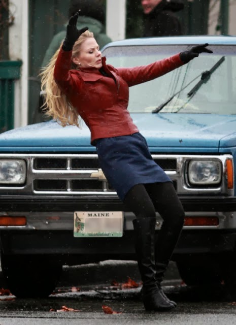 15 Pics Of Female Celebrities Falling Down - Ye Kya Chutiyapa Hai