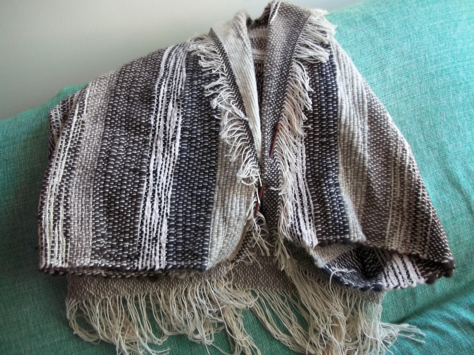 OVEJA REBELDE EL PONCHO CORTO EN TELAR