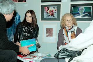 goście biorą do rąk foldery